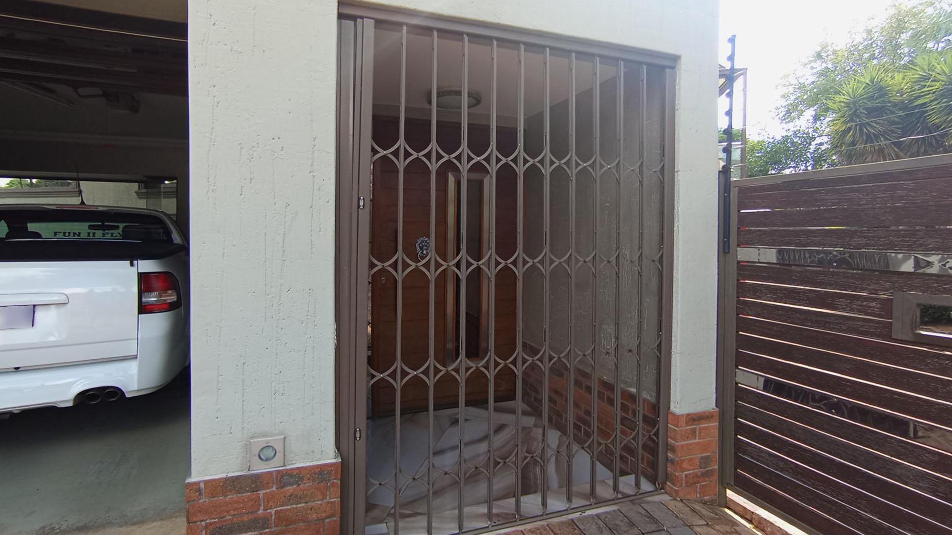 Front View of property in Raslouw