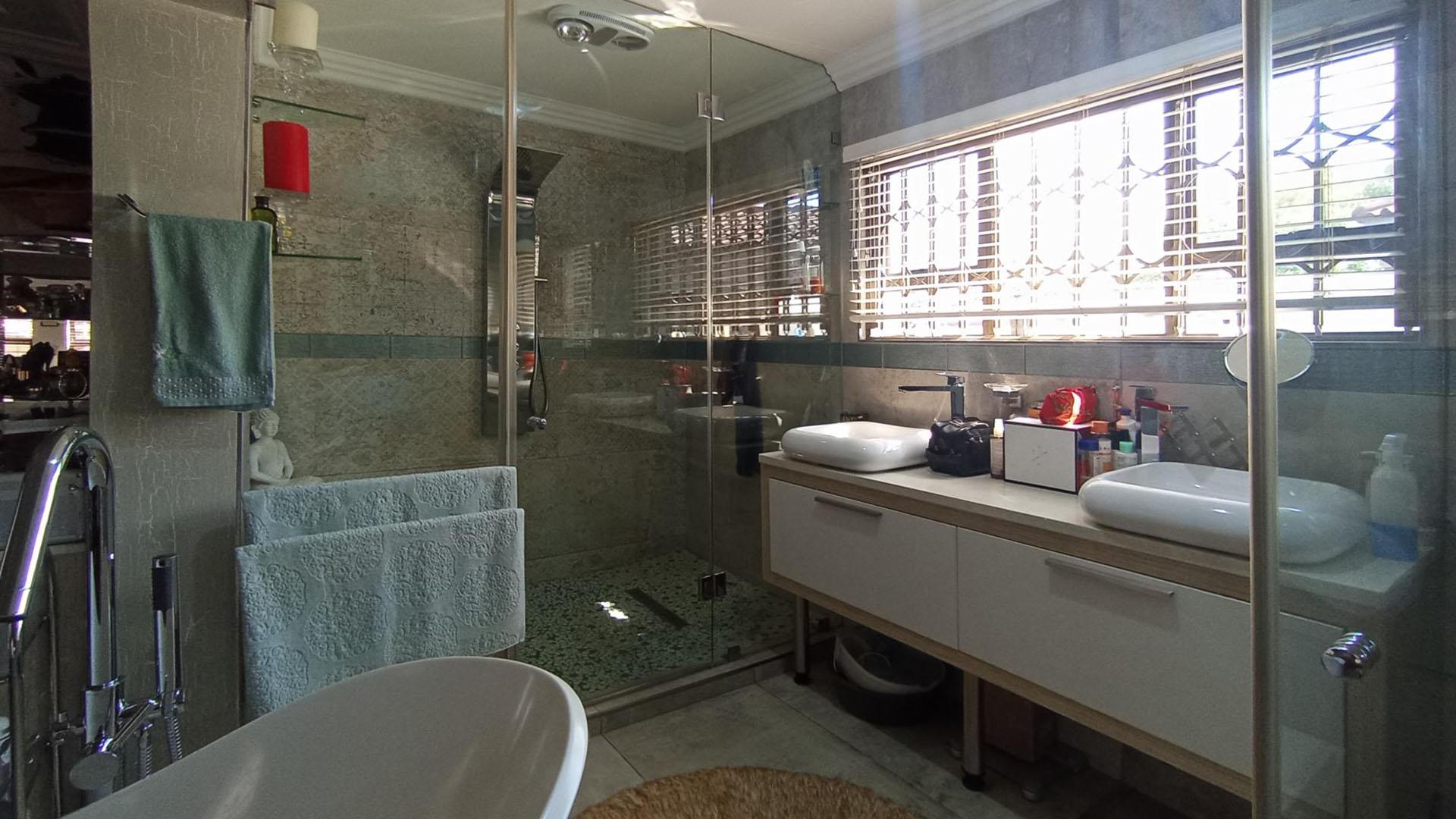 Main Bathroom - 12 square meters of property in Raslouw