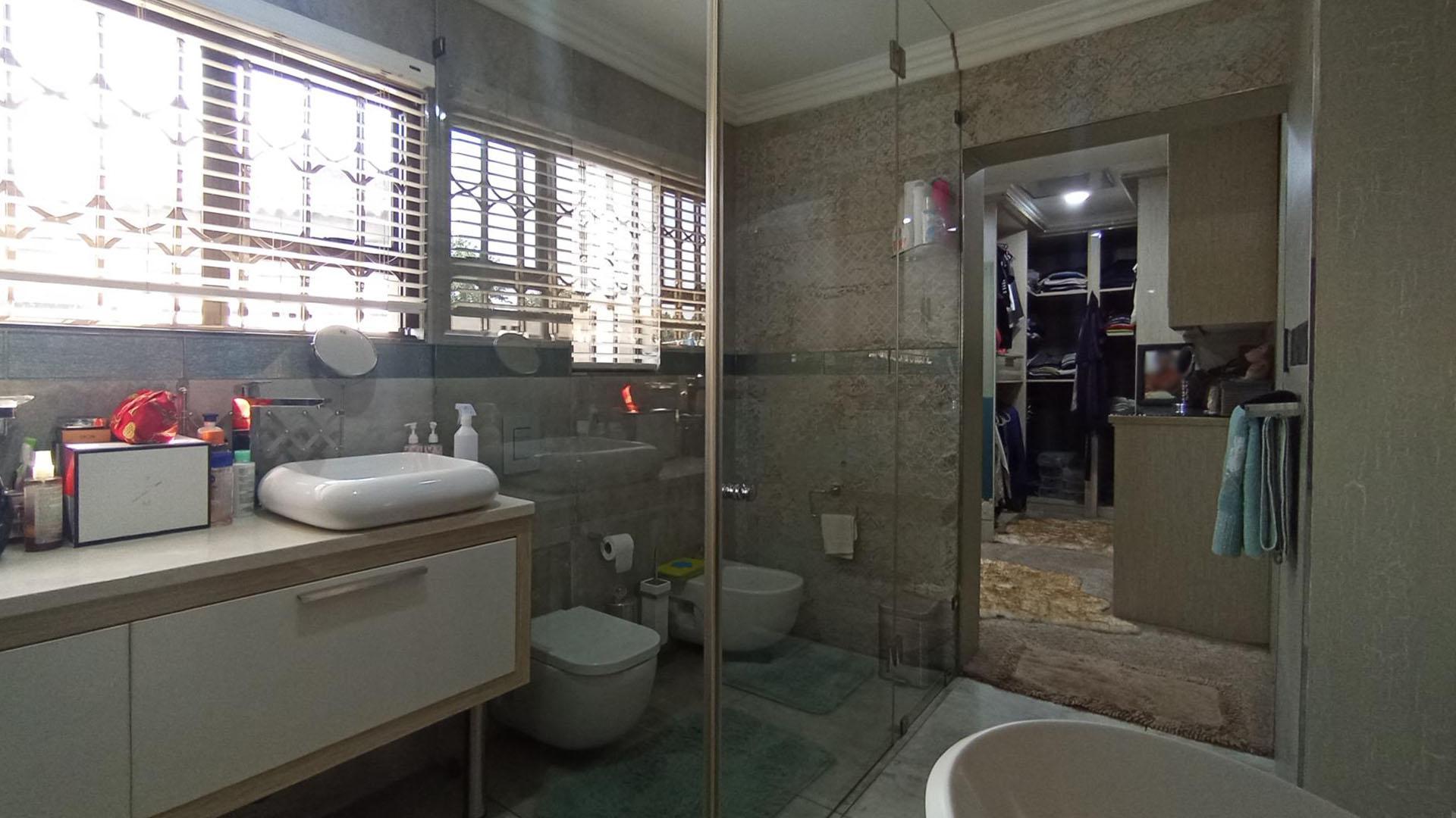 Main Bathroom - 12 square meters of property in Raslouw