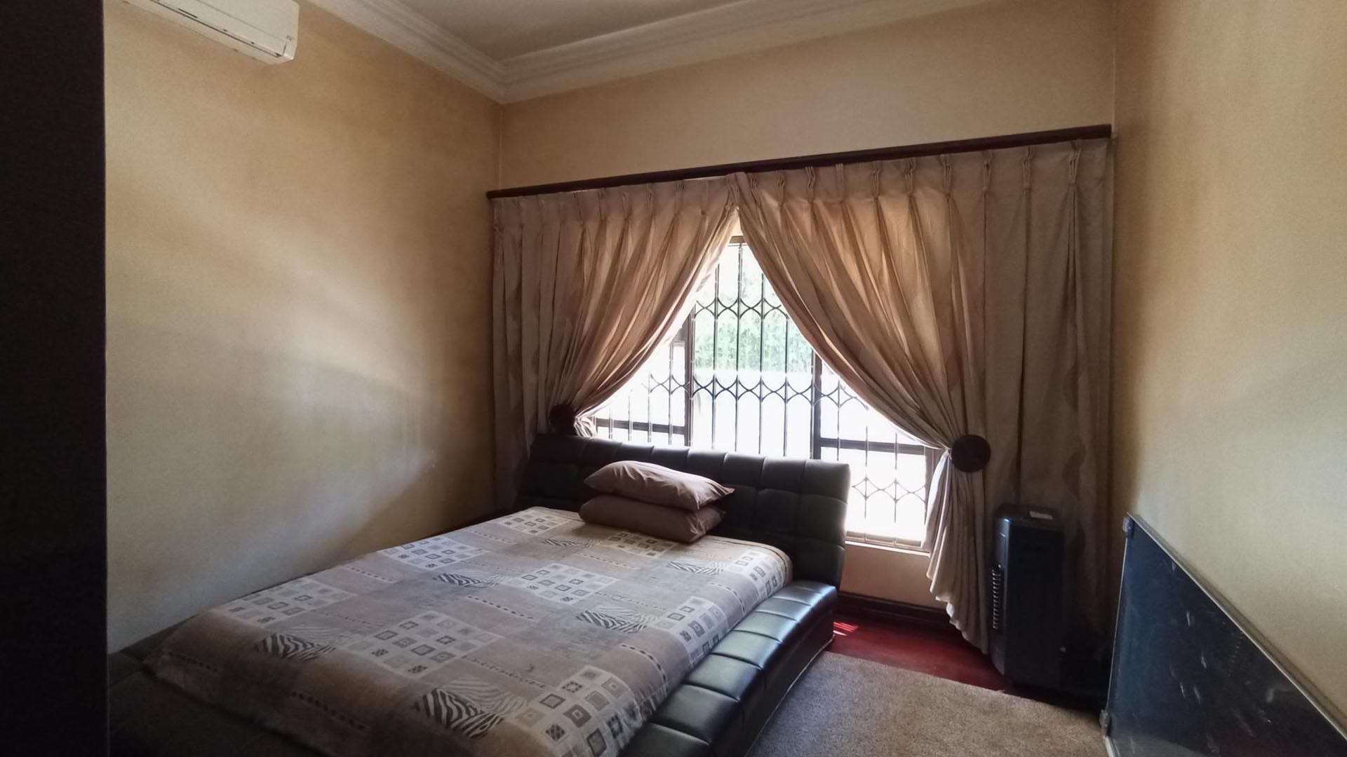 Bed Room 5+ - 27 square meters of property in Raslouw
