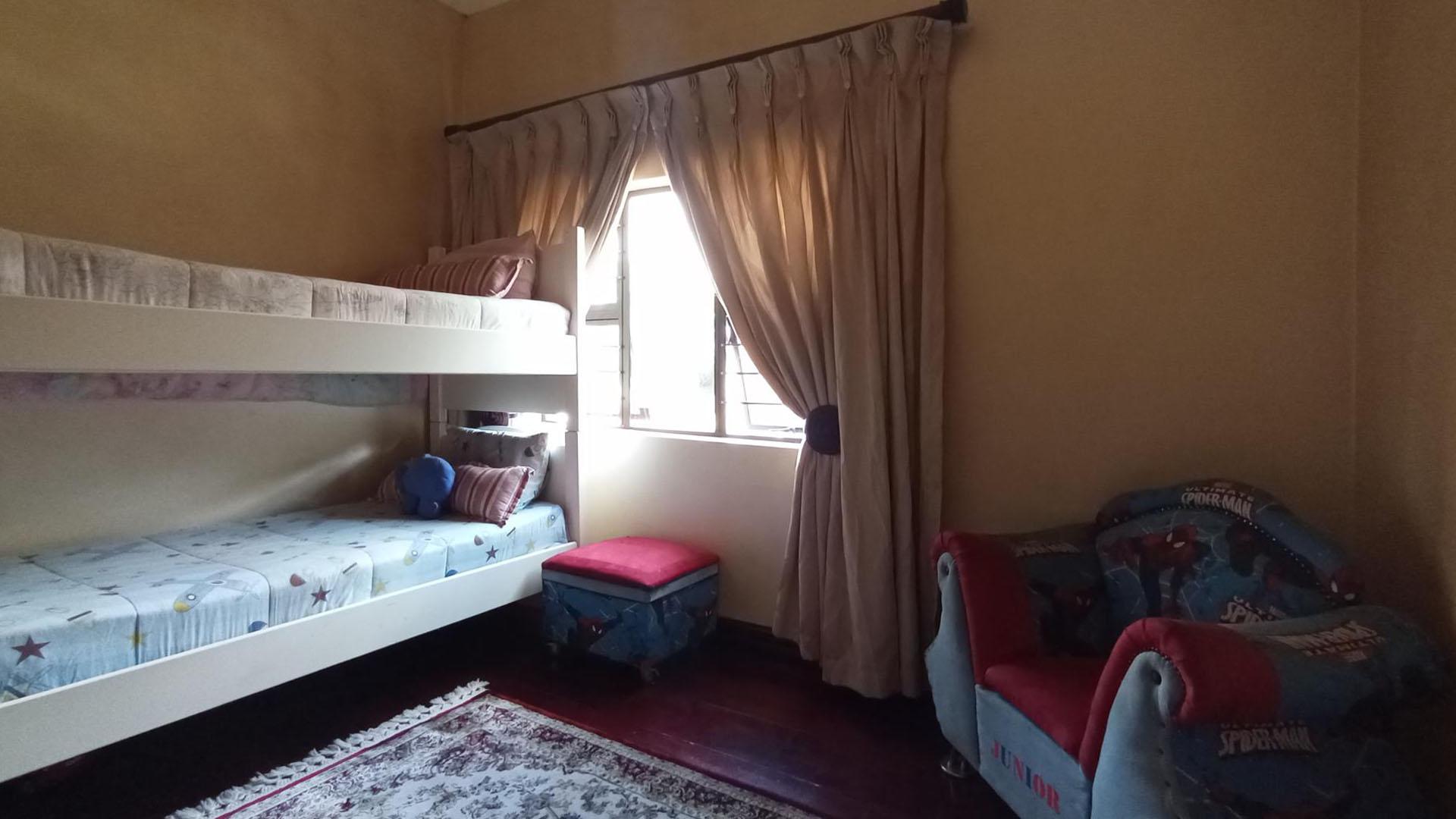 Bed Room 5+ - 27 square meters of property in Raslouw