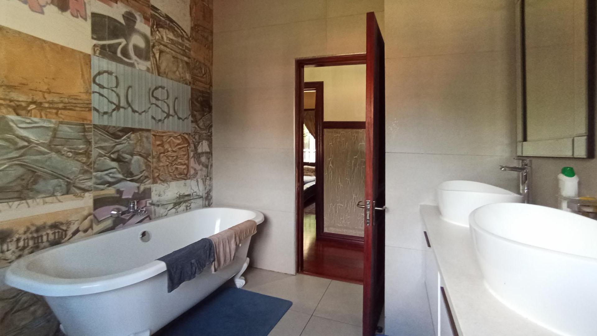 Bathroom 3+ - 14 square meters of property in Raslouw