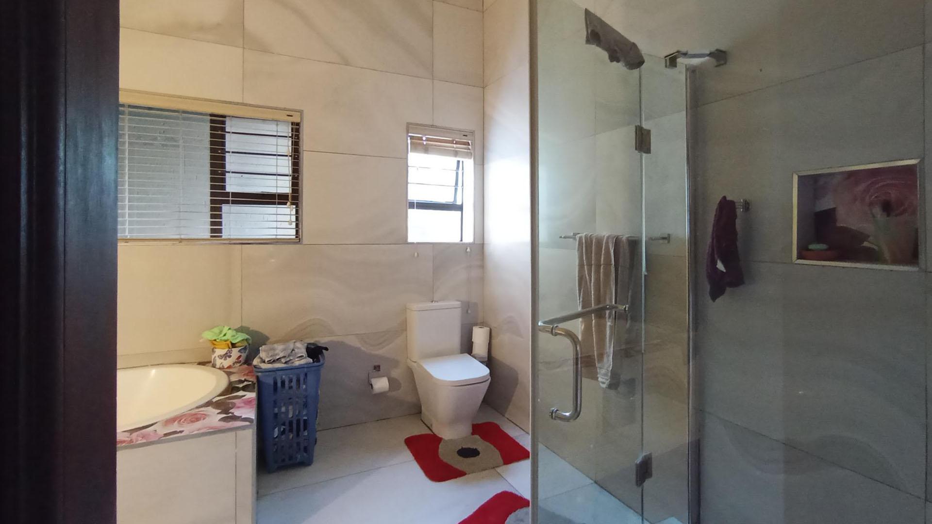 Bathroom 2 - 13 square meters of property in Raslouw