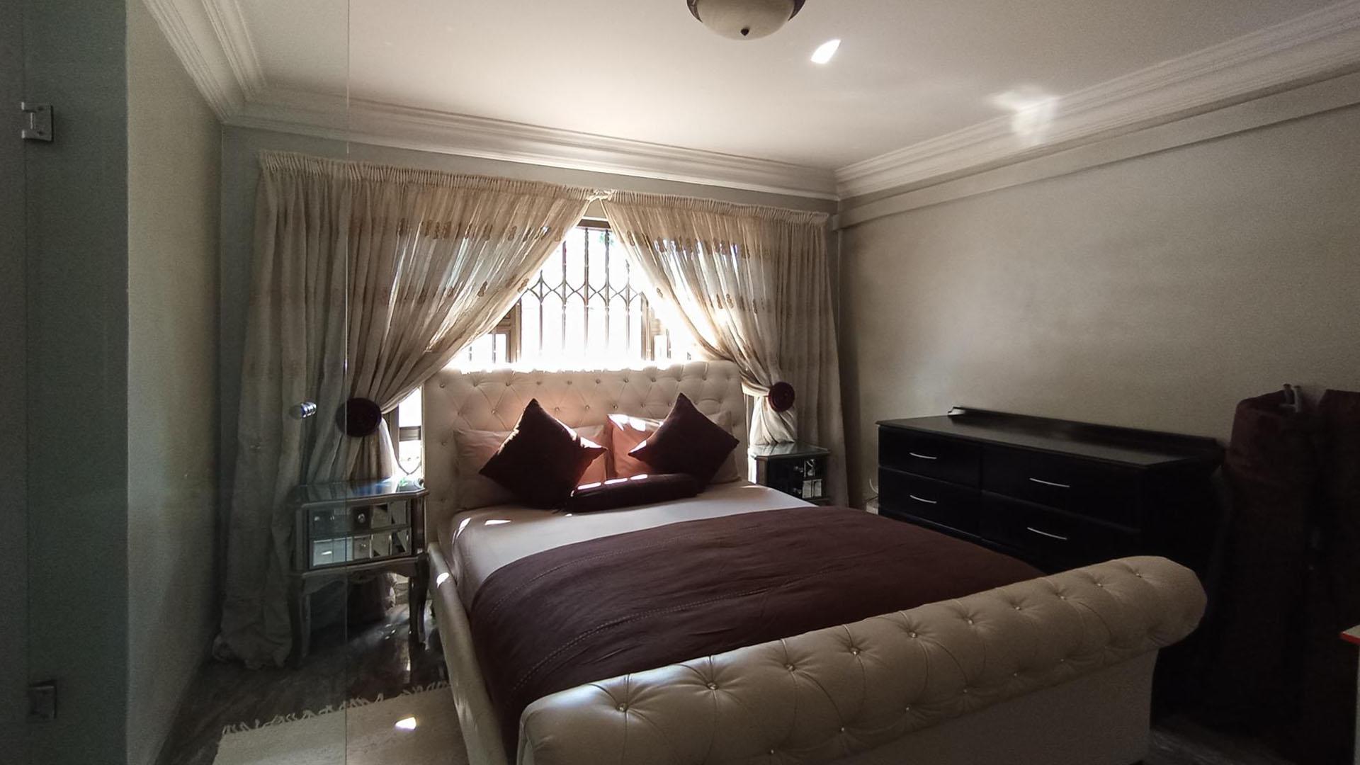 Bed Room 1 - 16 square meters of property in Raslouw