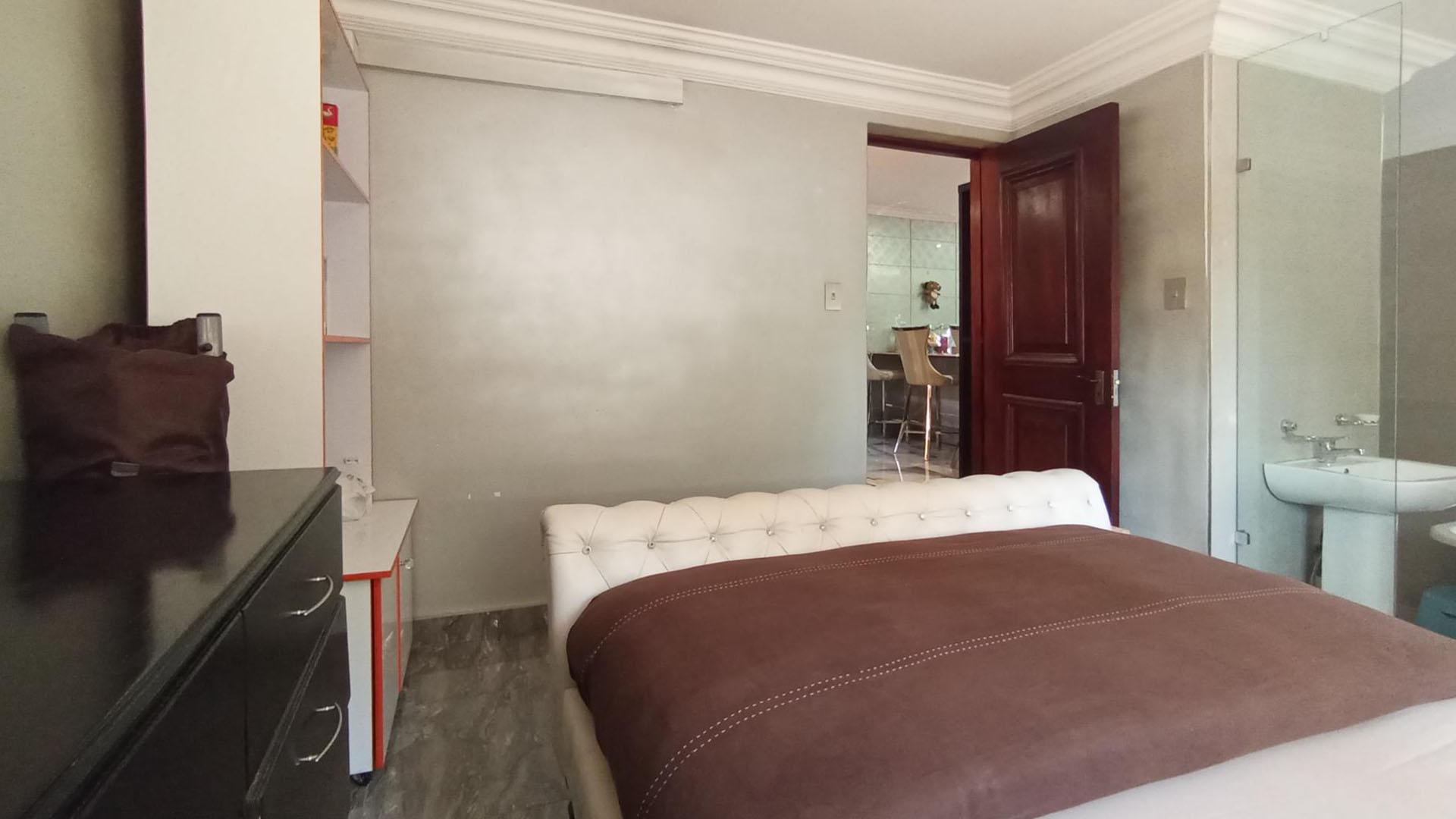 Bed Room 1 - 16 square meters of property in Raslouw