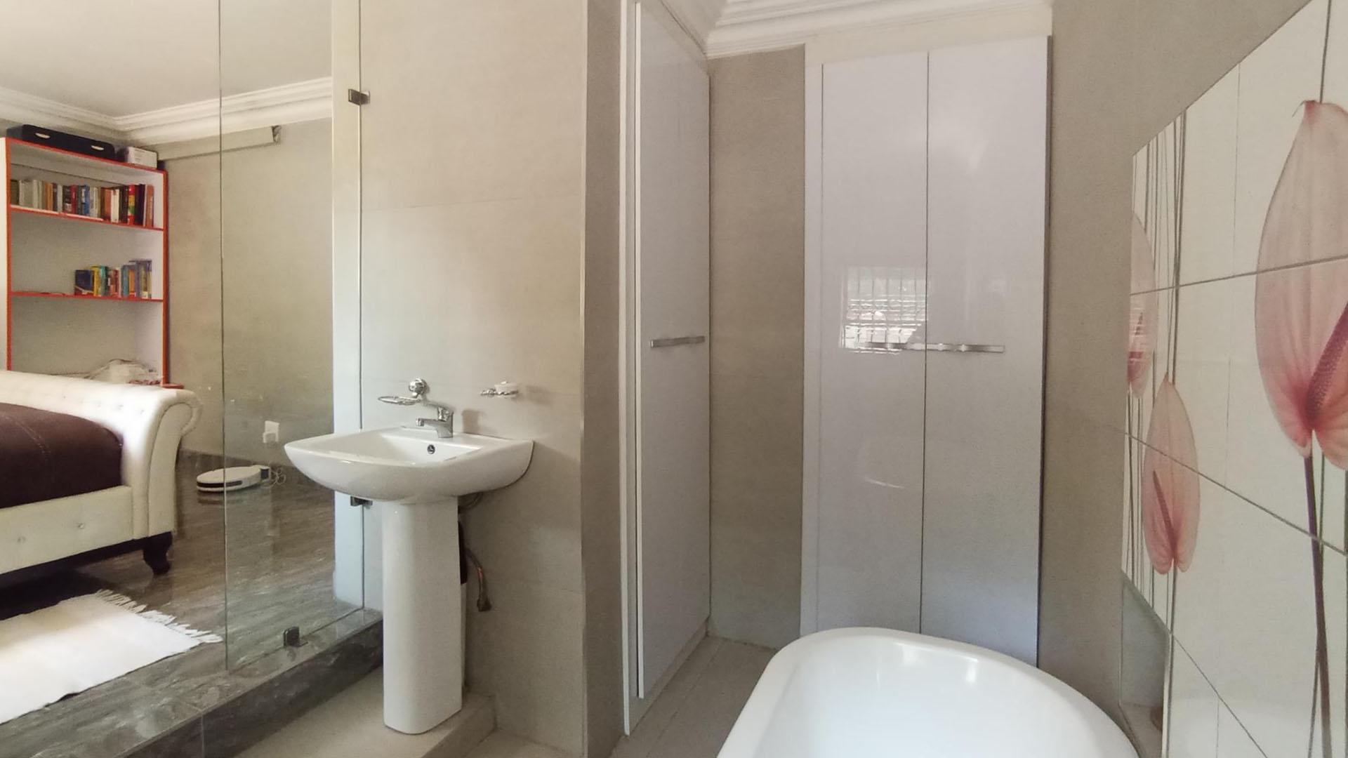 Bathroom 1 - 10 square meters of property in Raslouw
