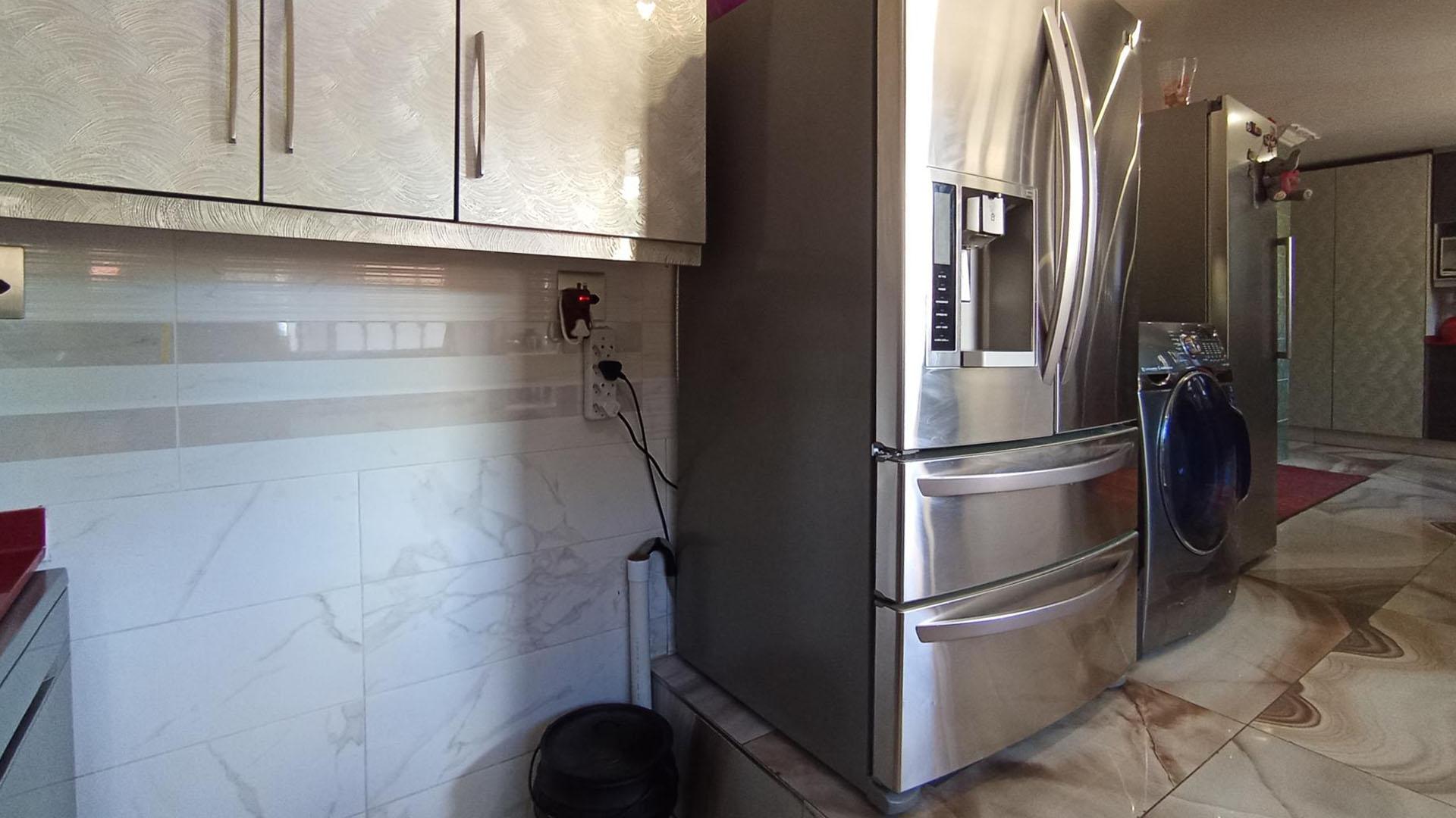 Scullery - 12 square meters of property in Raslouw