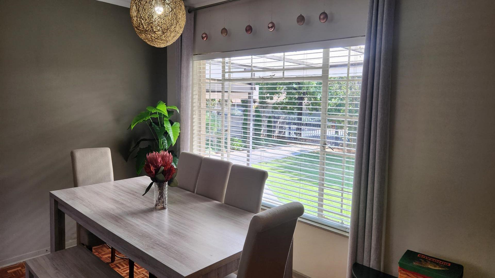 Dining Room - 15 square meters of property in Roodia