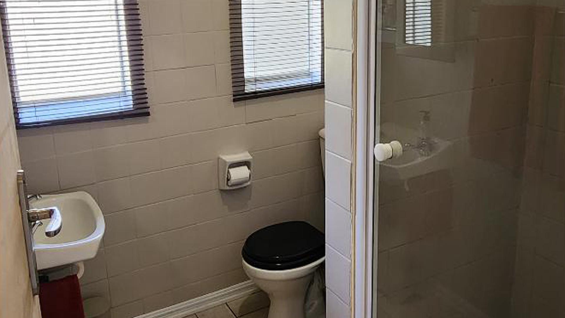 Bathroom 1 - 4 square meters of property in Roodia