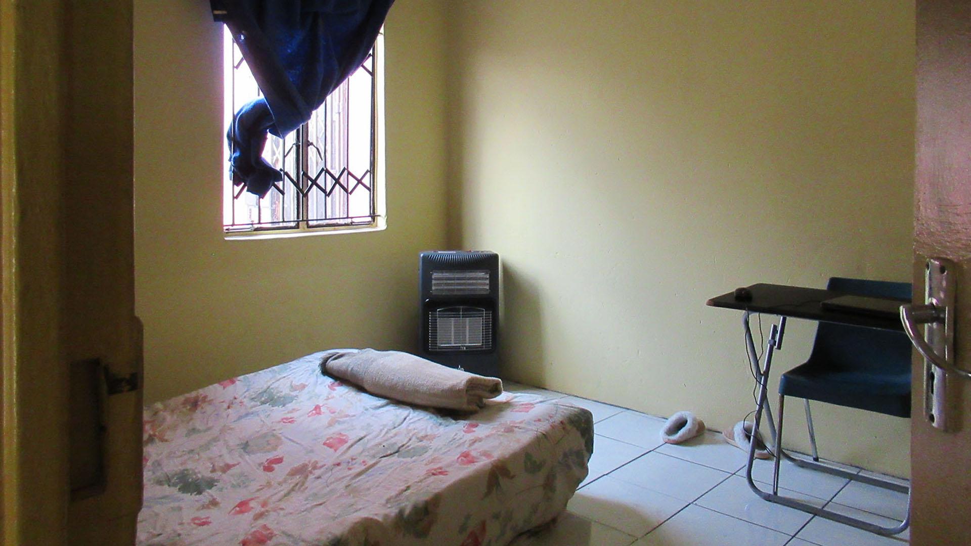 Bed Room 1 - 14 square meters of property in Protea Glen