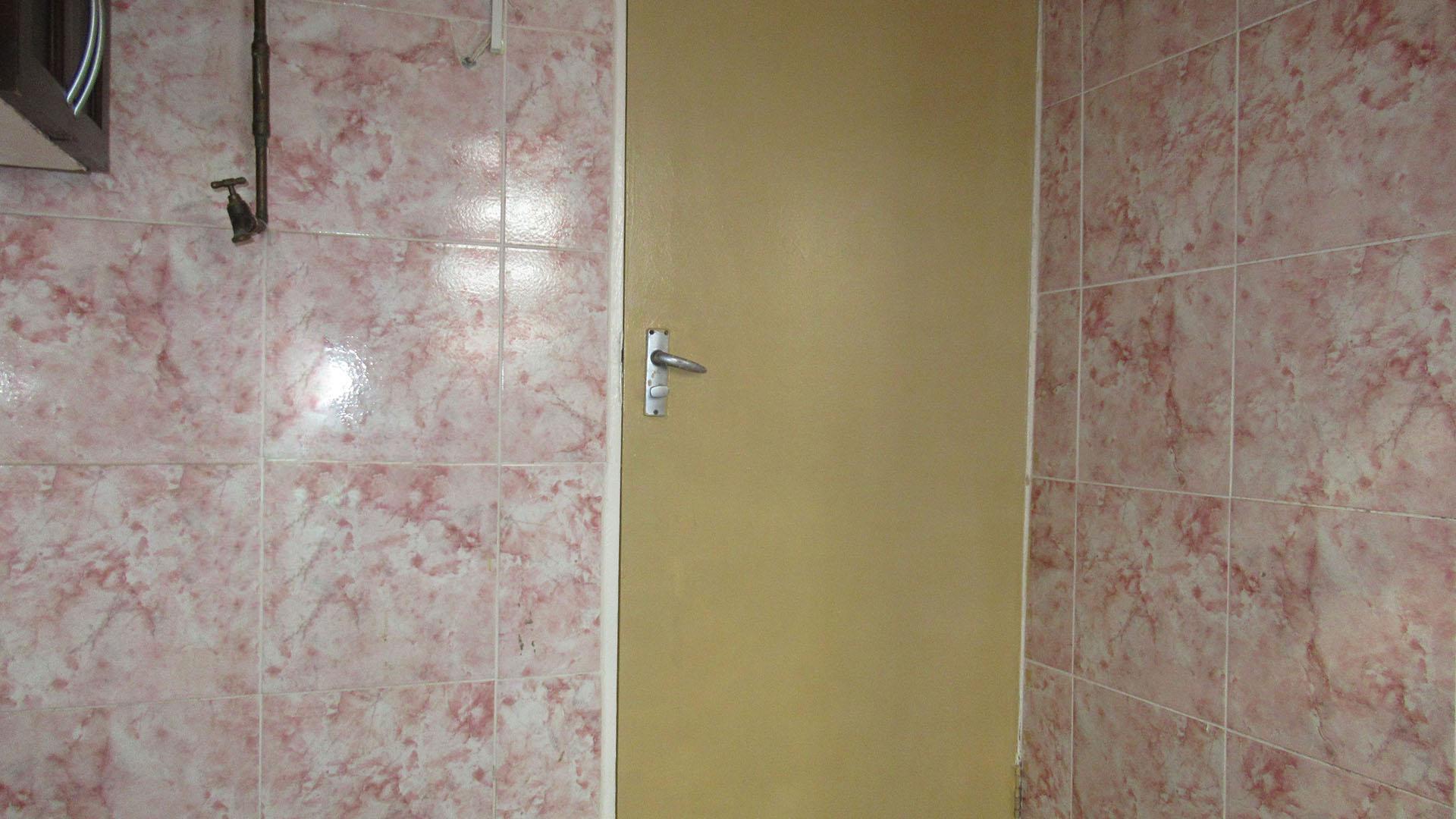 Bathroom 1 - 5 square meters of property in Protea Glen