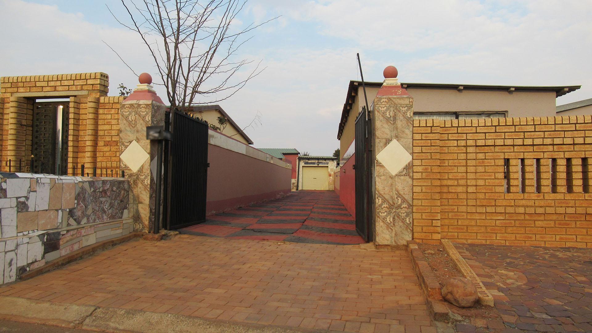 Front View of property in Protea Glen