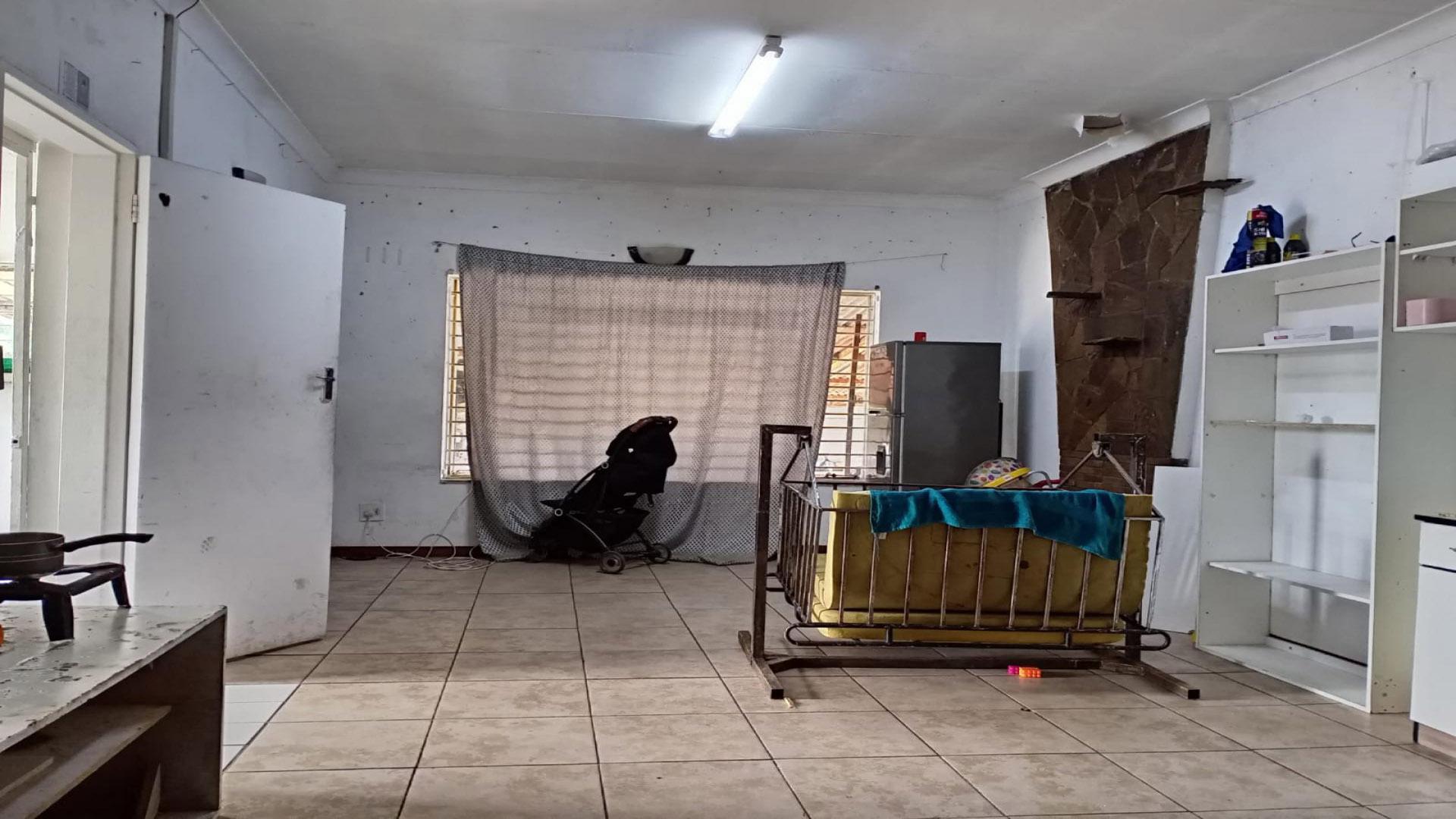 Lounges - 33 square meters of property in Proclamation Hill