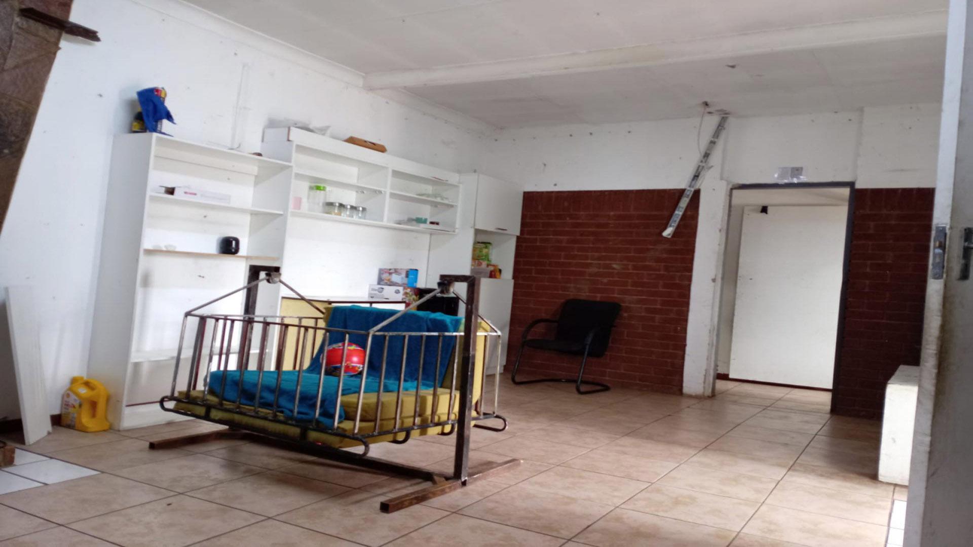 Lounges - 33 square meters of property in Proclamation Hill