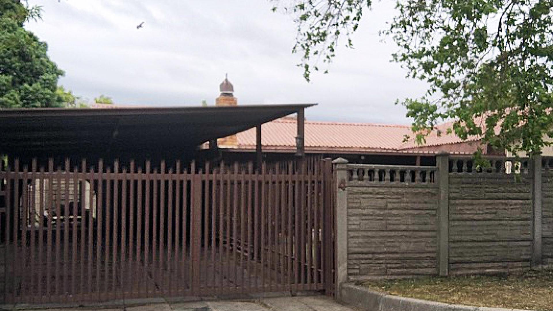 Front View of property in Kinross