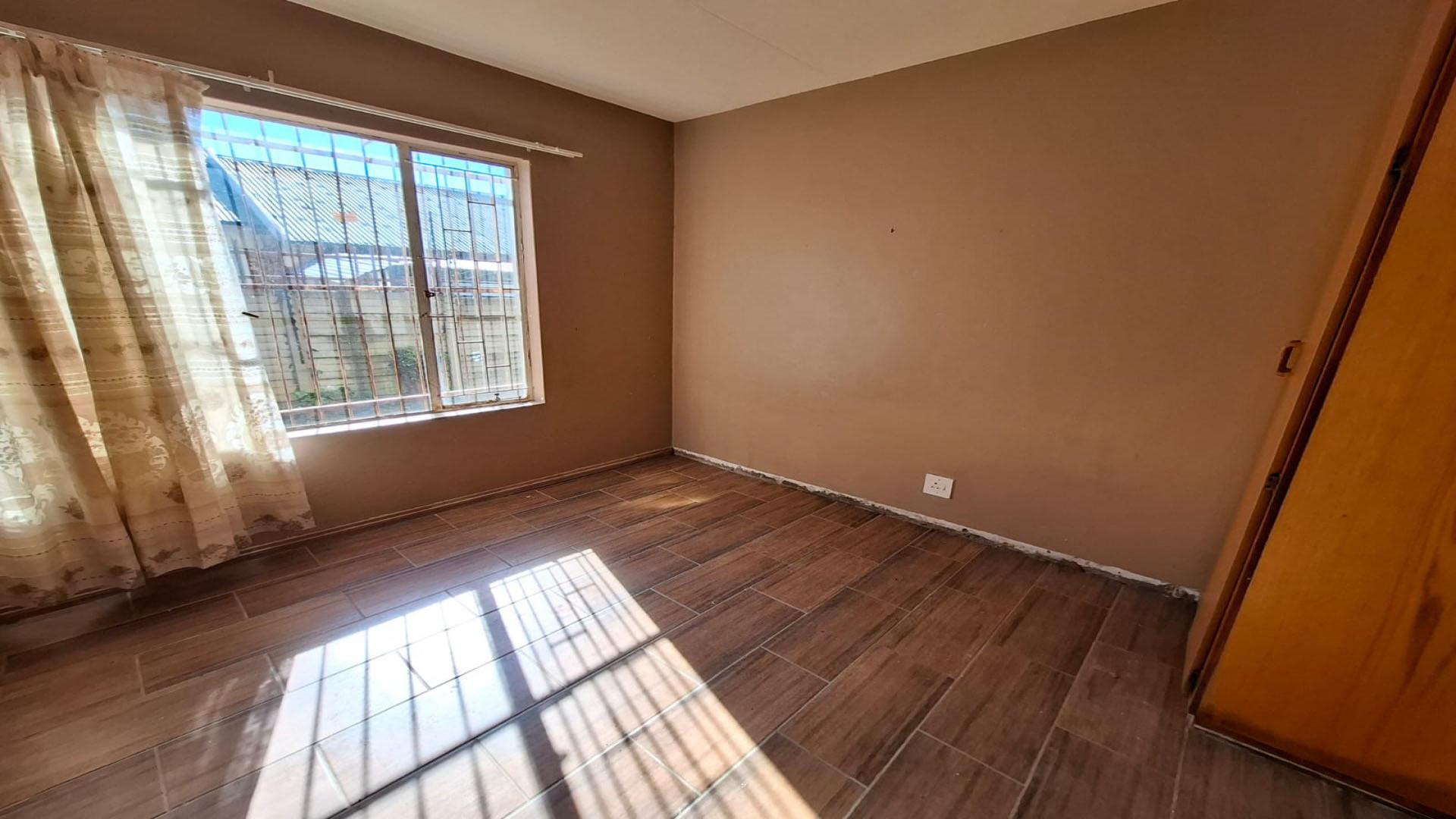 Bed Room 1 of property in Bloemfontein