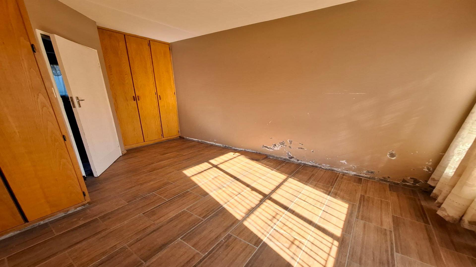 Bed Room 1 of property in Bloemfontein