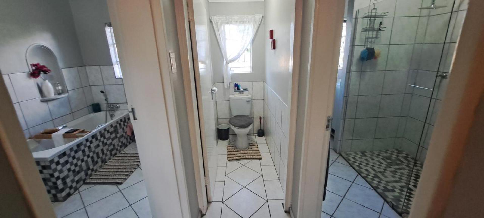 Bathroom 1 of property in Bayswater