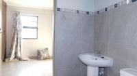 Main Bathroom - 4 square meters of property in Andeon