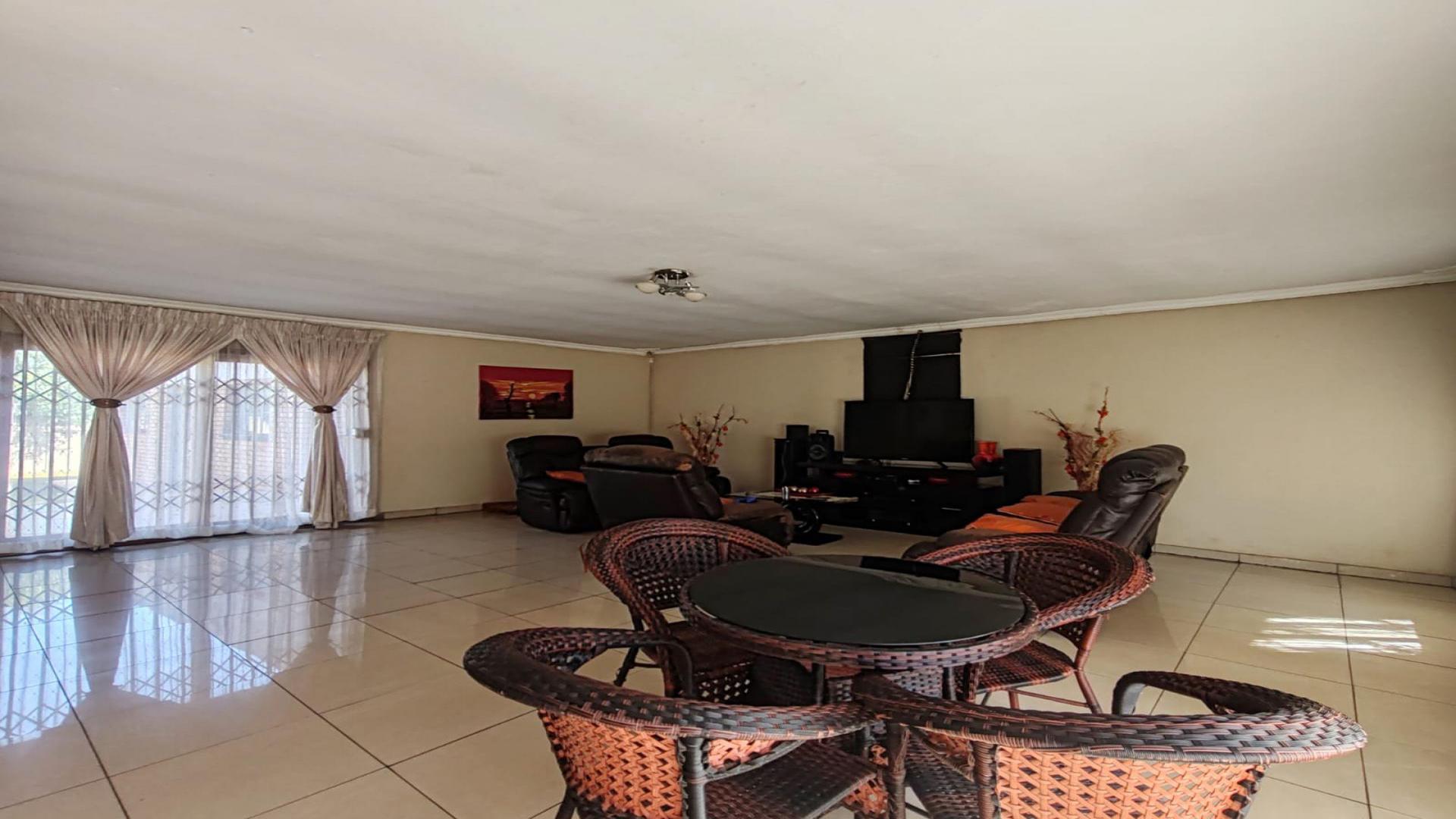 Lounges of property in Dawn Park