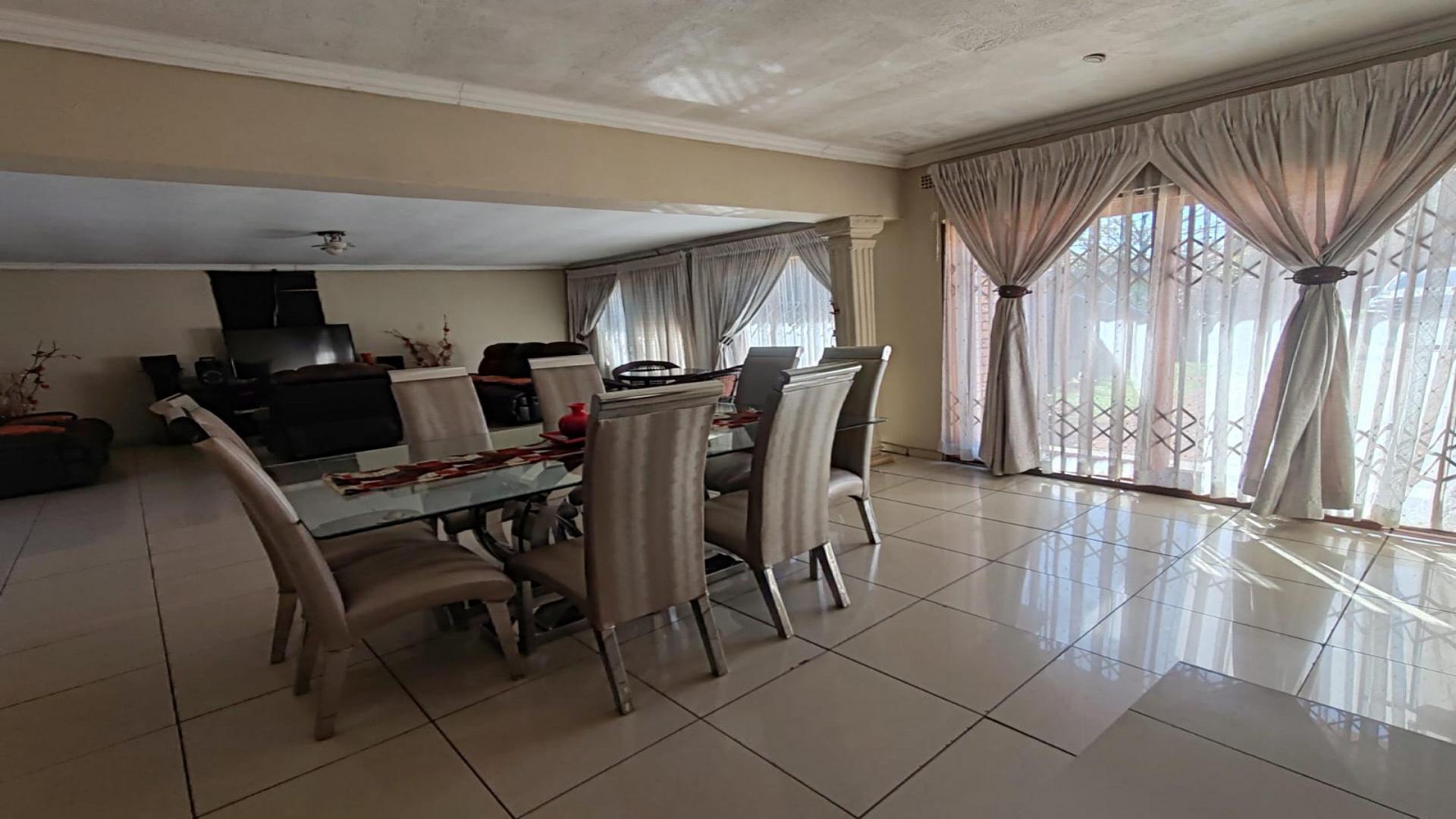 Lounges of property in Dawn Park