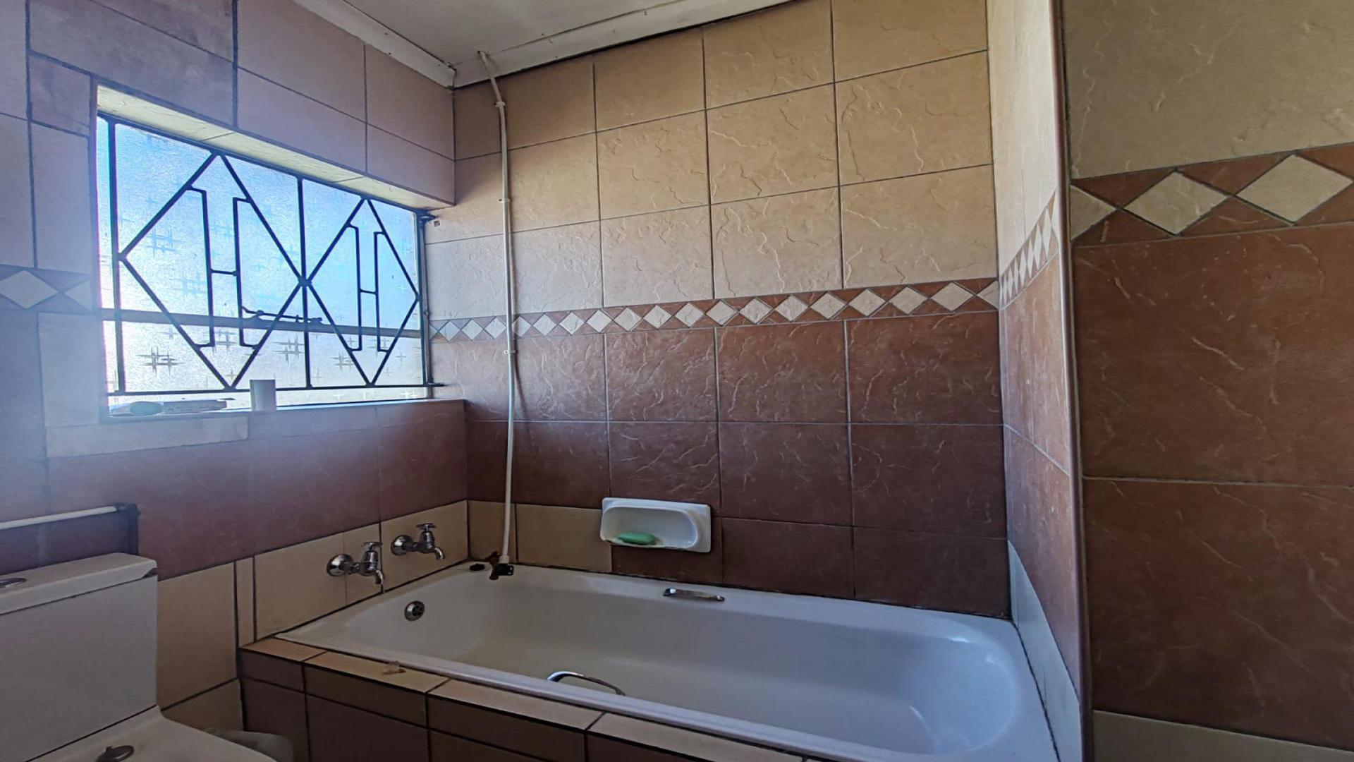 Bathroom 1 of property in Dawn Park
