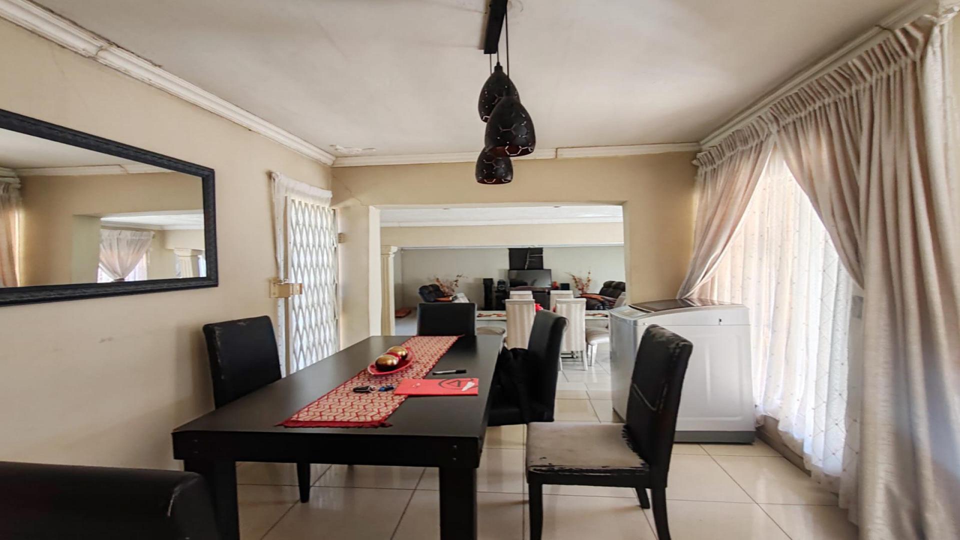 Dining Room of property in Dawn Park