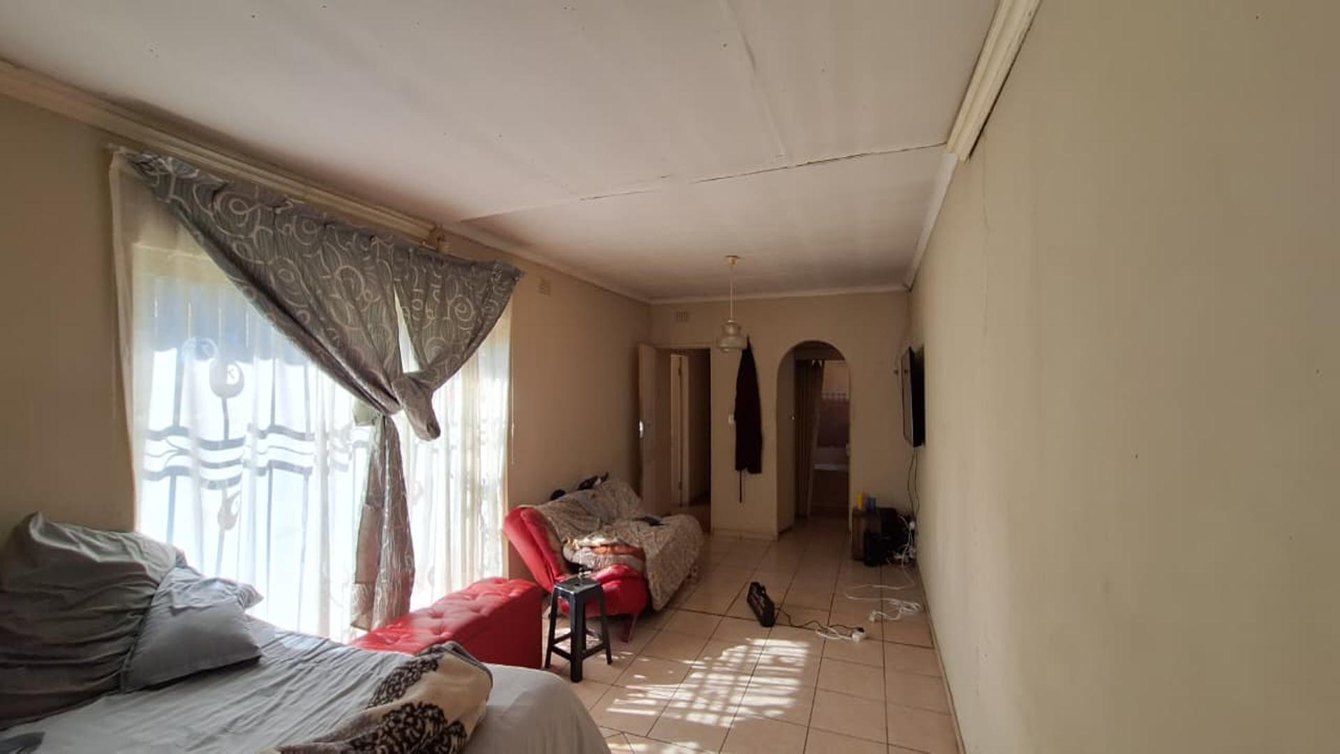 Main Bedroom - 35 square meters of property in Dawn Park