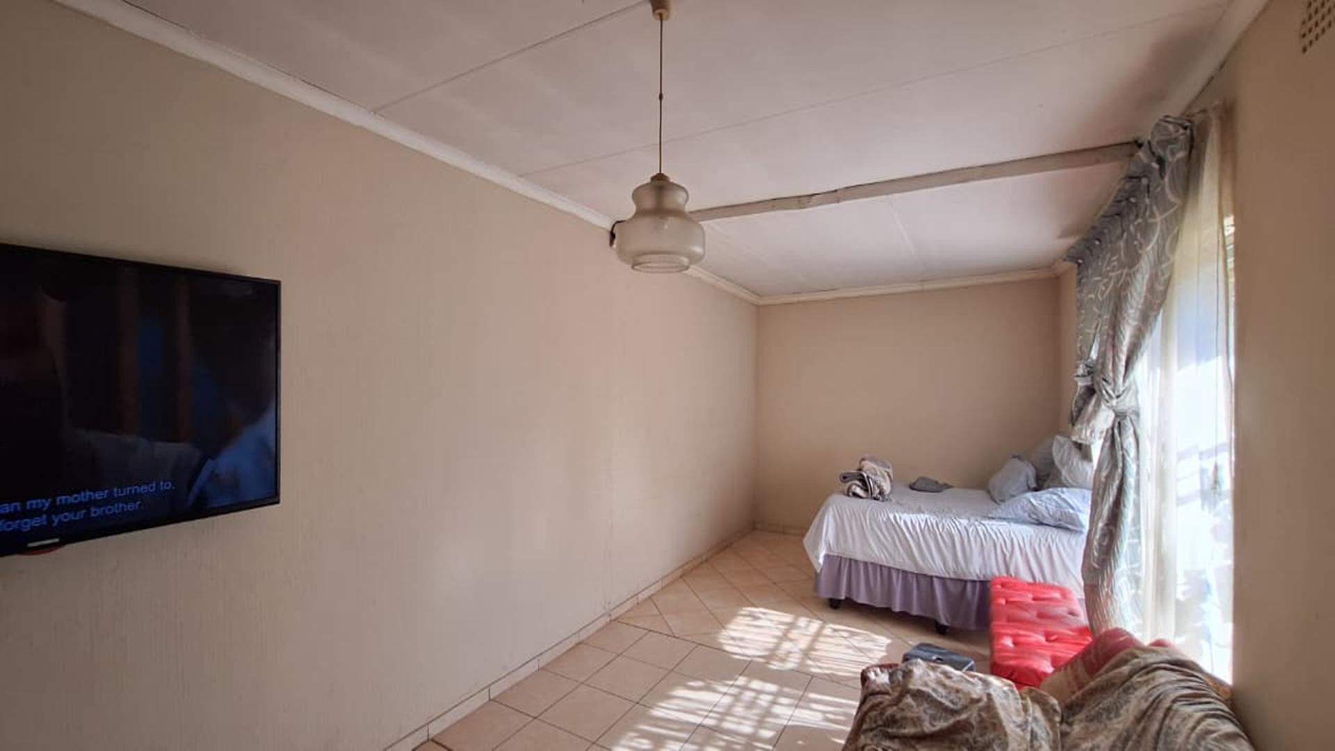 Main Bedroom - 35 square meters of property in Dawn Park