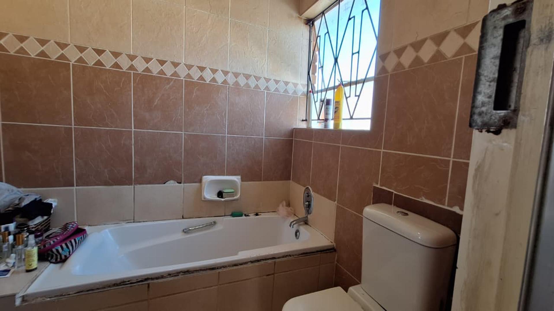 Main Bathroom - 6 square meters of property in Dawn Park