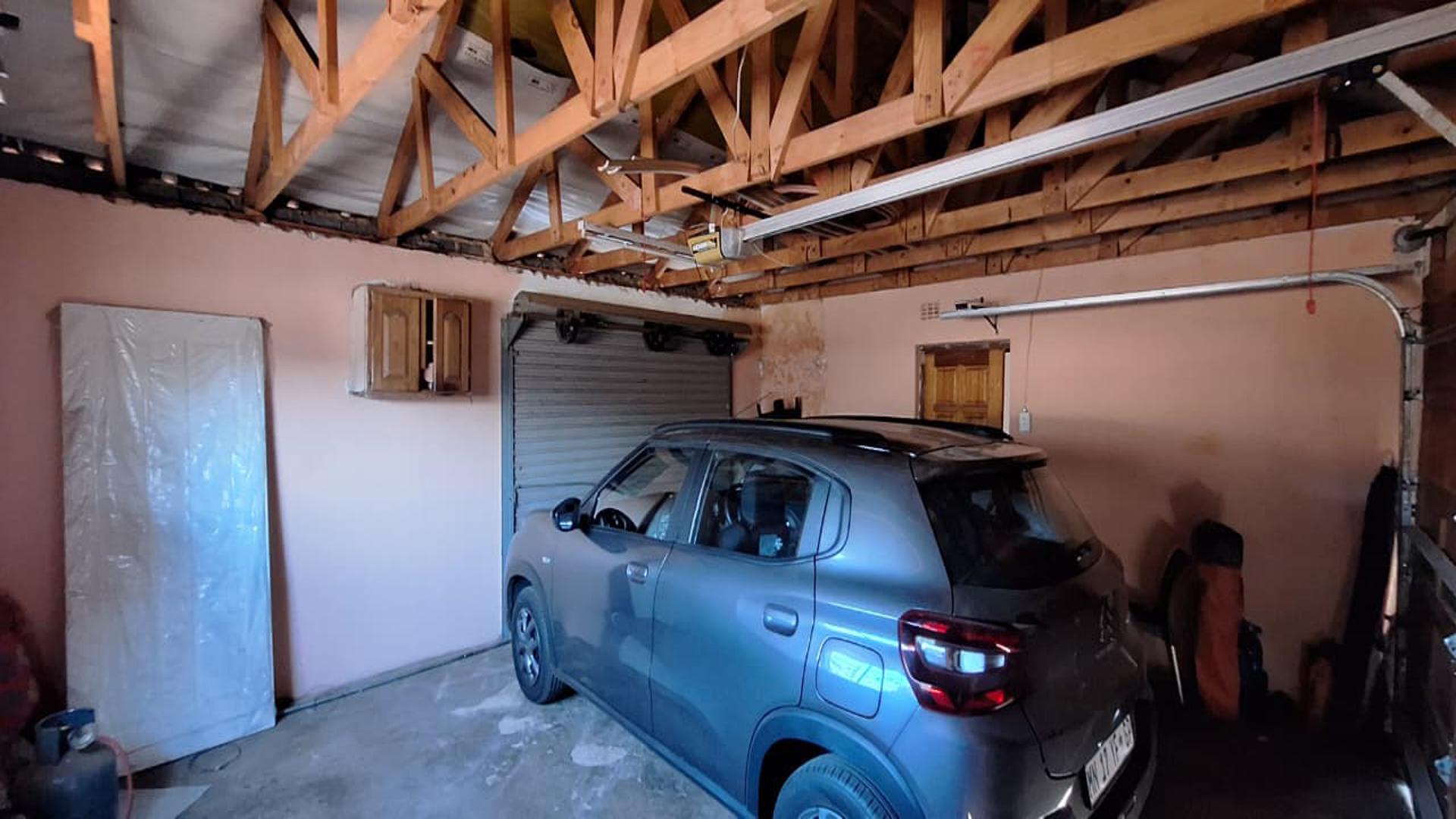 Garage - 39 square meters of property in Dawn Park