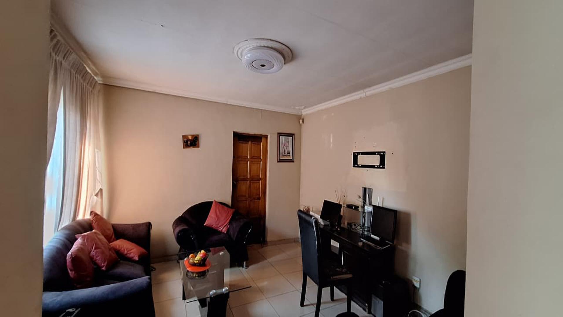 Lounges - 20 square meters of property in Dawn Park