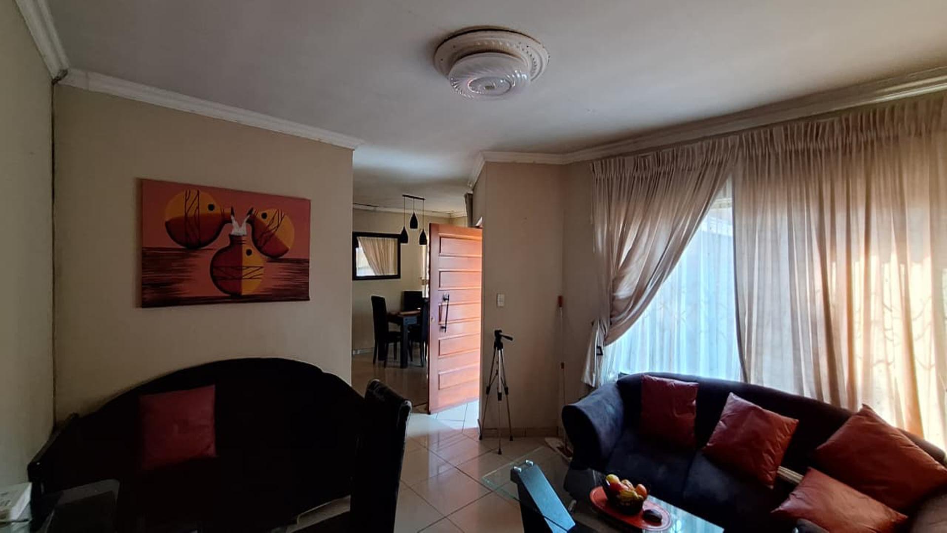 Lounges - 20 square meters of property in Dawn Park