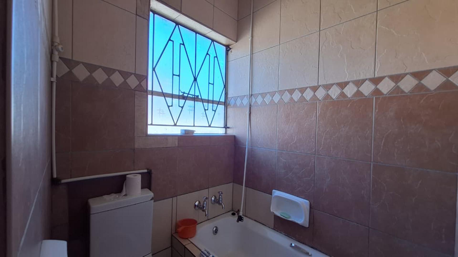 Bathroom 1 - 7 square meters of property in Dawn Park