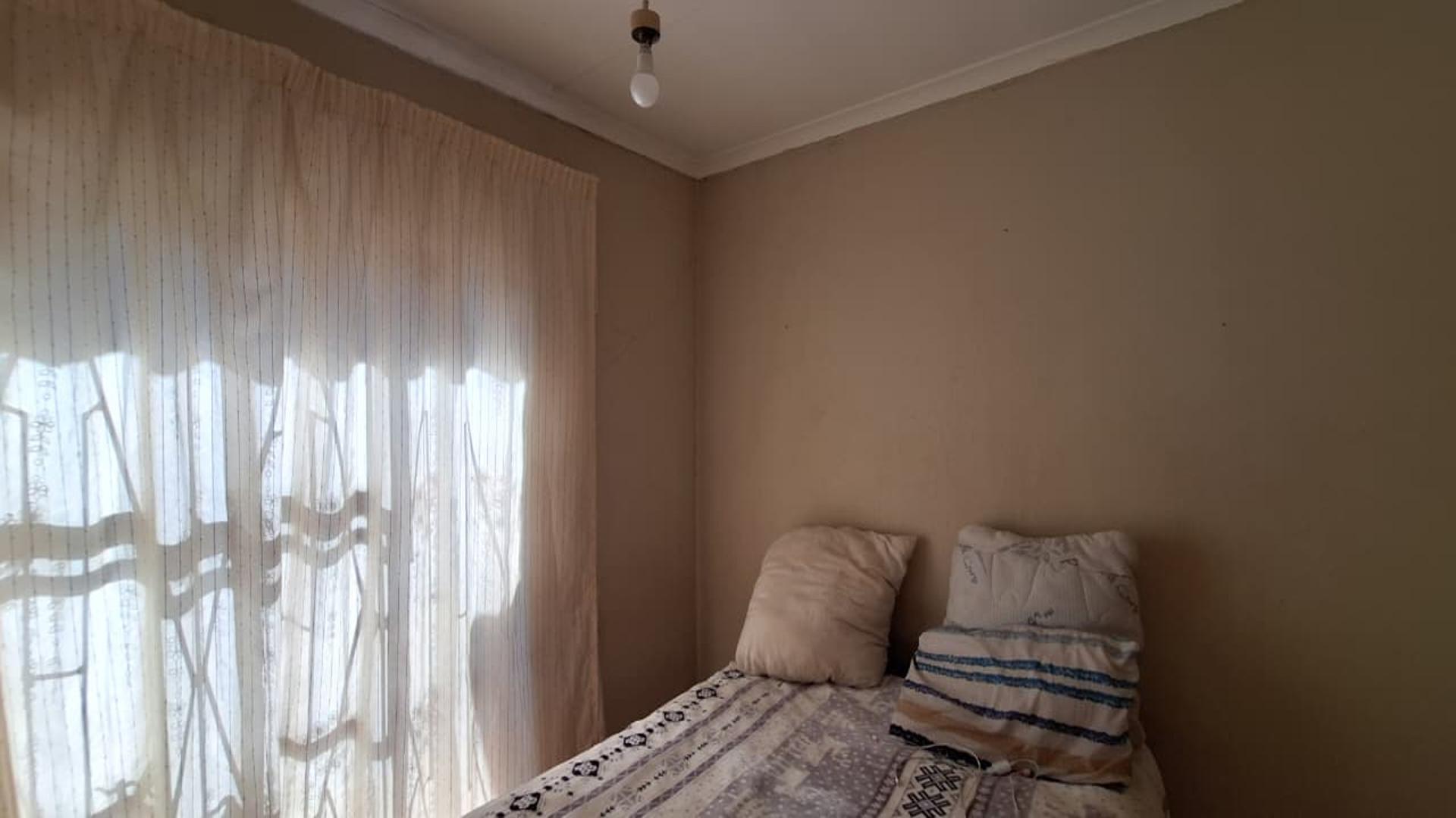 Bed Room 1 - 11 square meters of property in Dawn Park