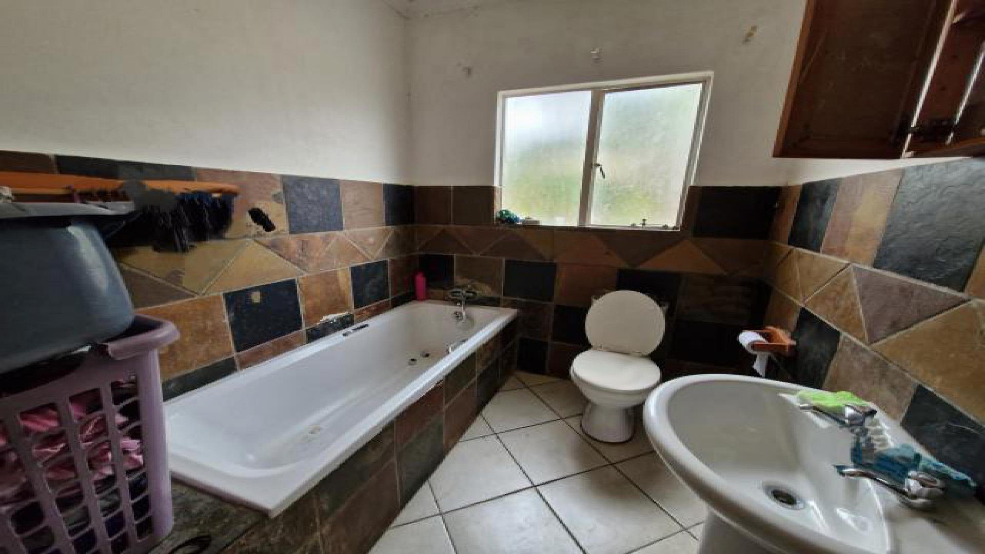 Bathroom 2 of property in Rustenburg Oos-Einde