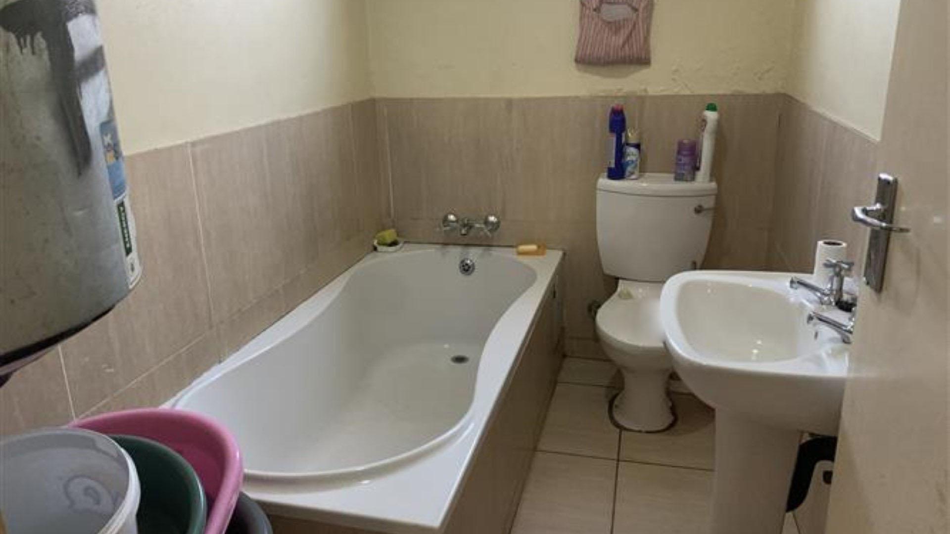 Bathroom 1 of property in Sea View 