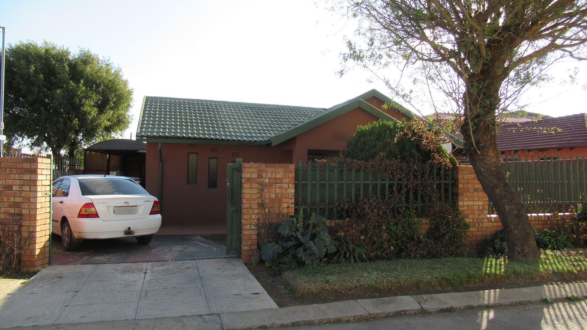 Front View of property in Dobsonville