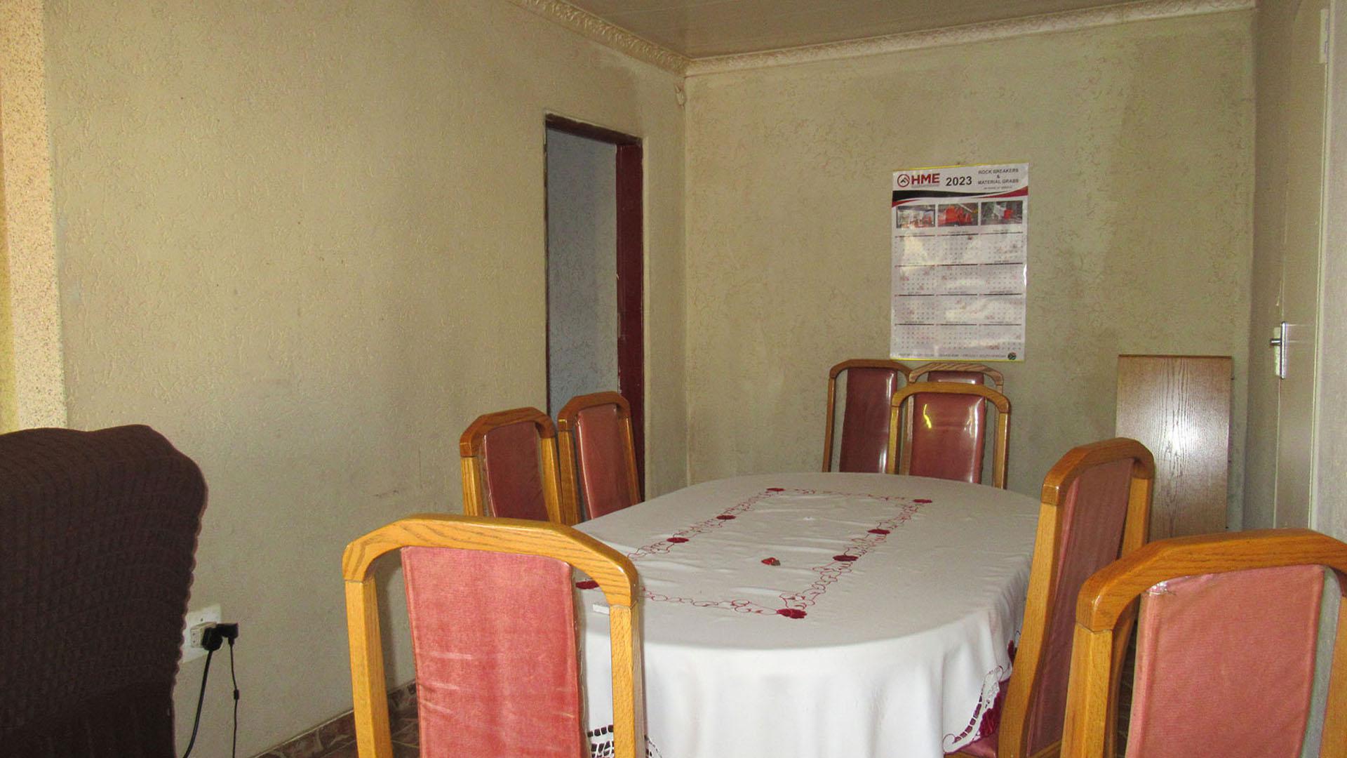 Dining Room - 18 square meters of property in Dobsonville