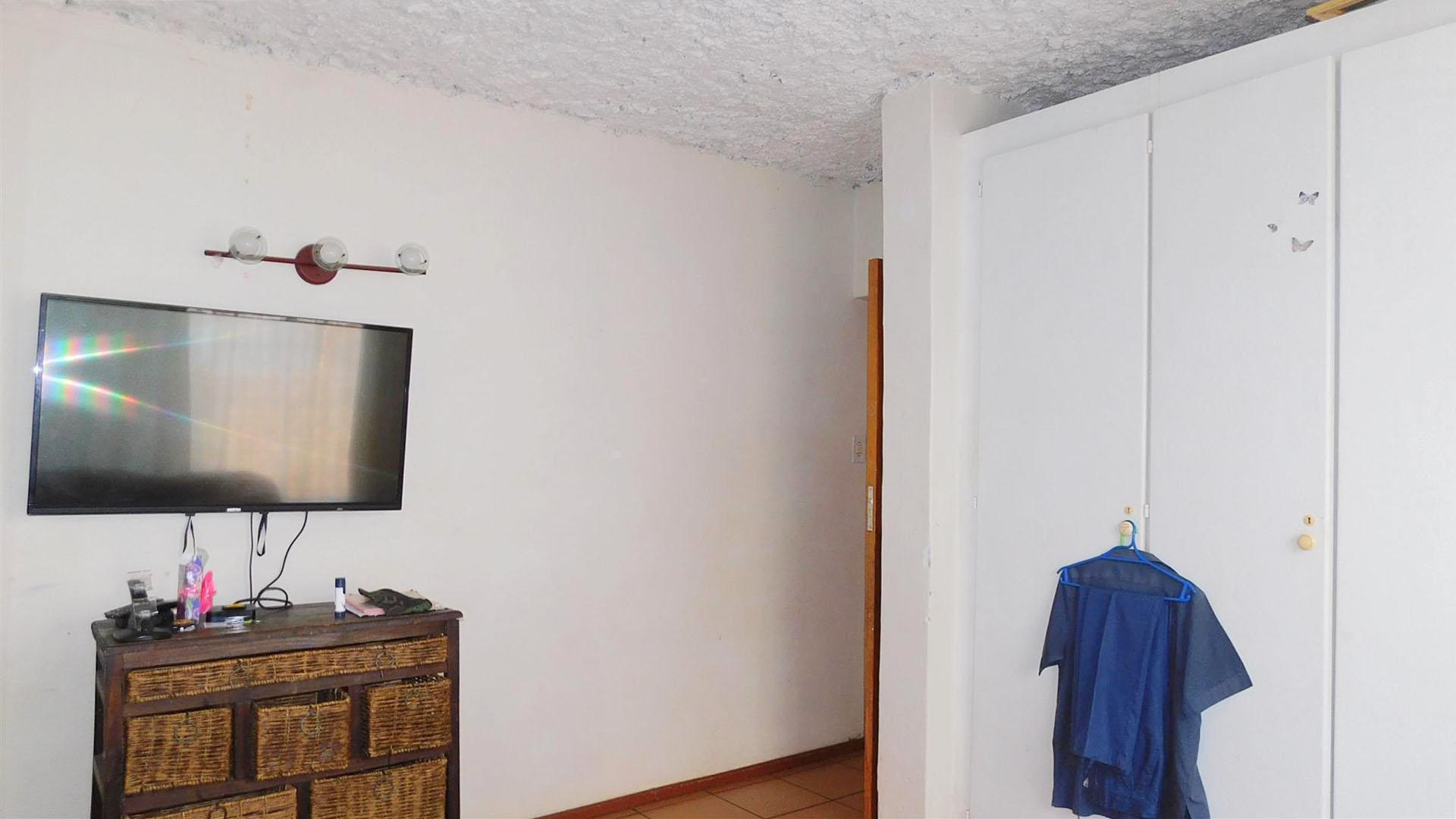 Bed Room 1 - 20 square meters of property in Amandasig