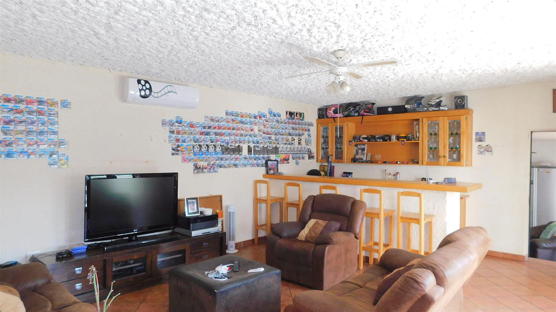 Lounges - 112 square meters of property in Amandasig