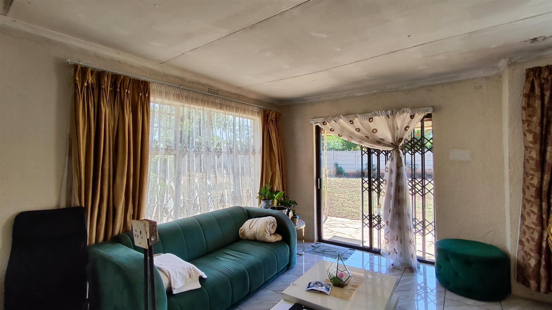 Lounges - 12 square meters of property in Daleside