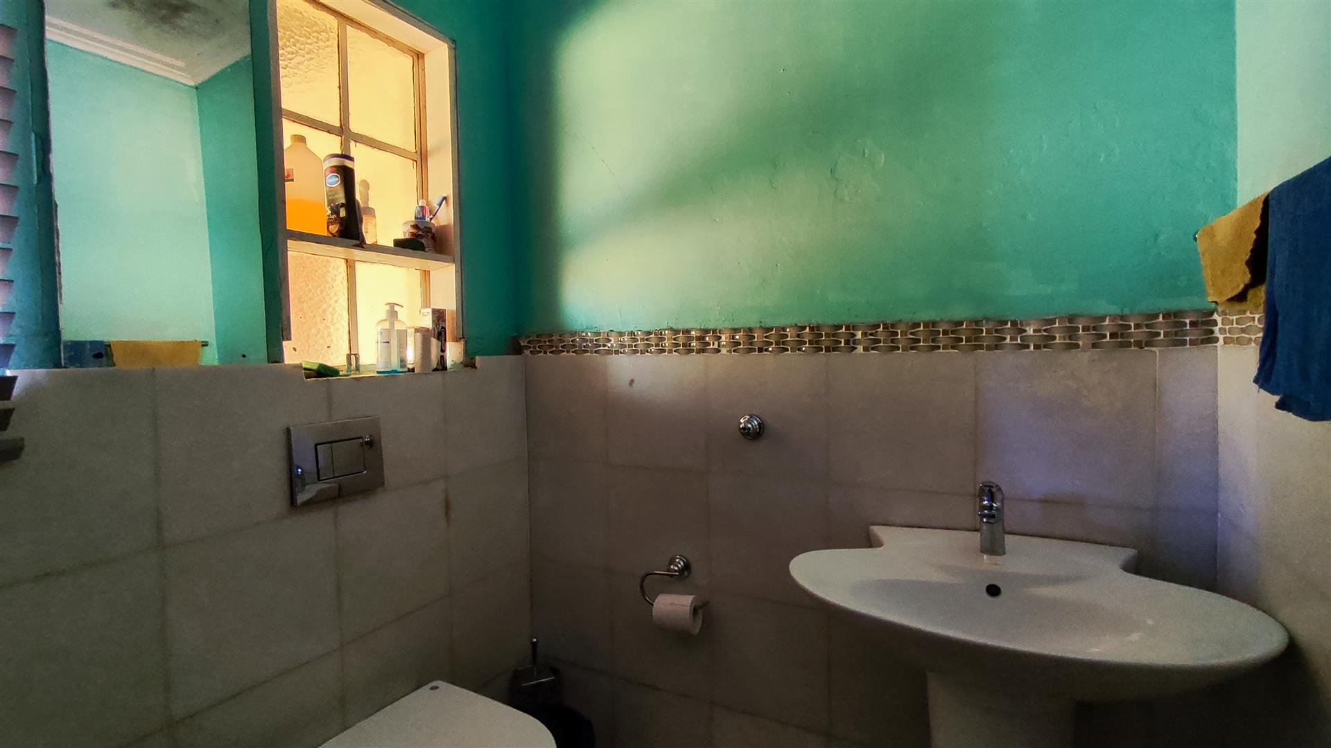 Bathroom 1 - 5 square meters of property in Daleside