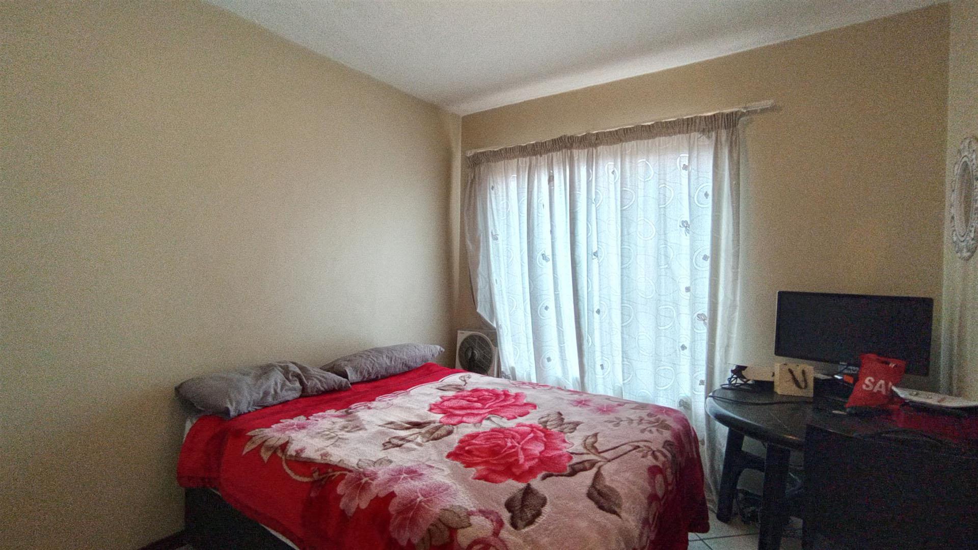 Main Bedroom - 11 square meters of property in Eco-Park Estate