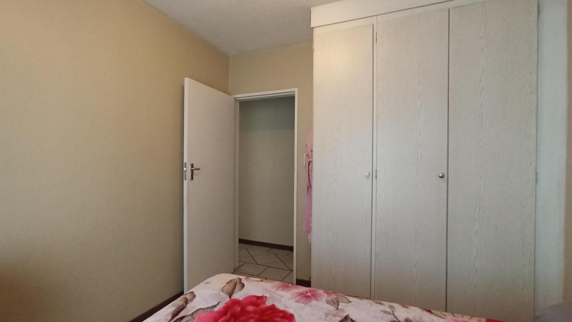 Main Bedroom - 11 square meters of property in Eco-Park Estate