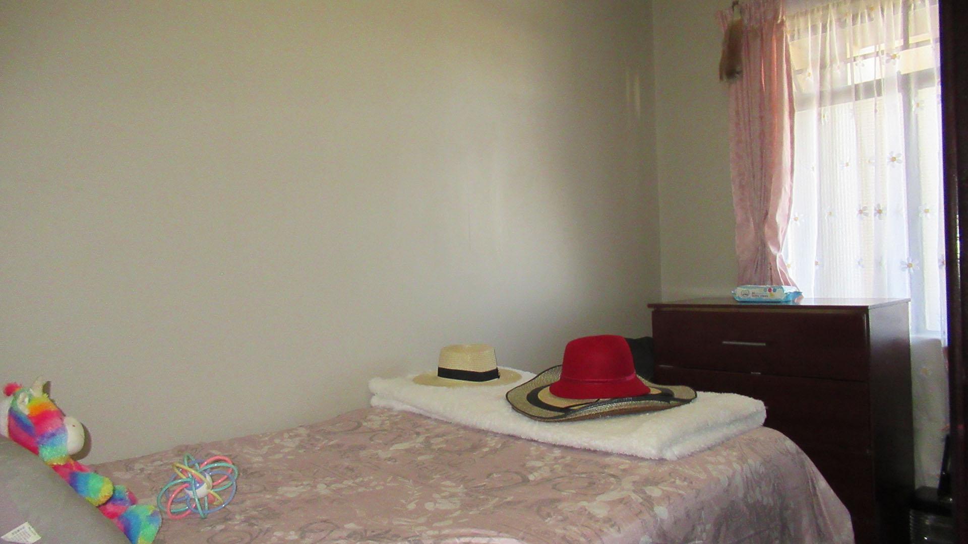 Bed Room 1 - 6 square meters of property in Fleurhof