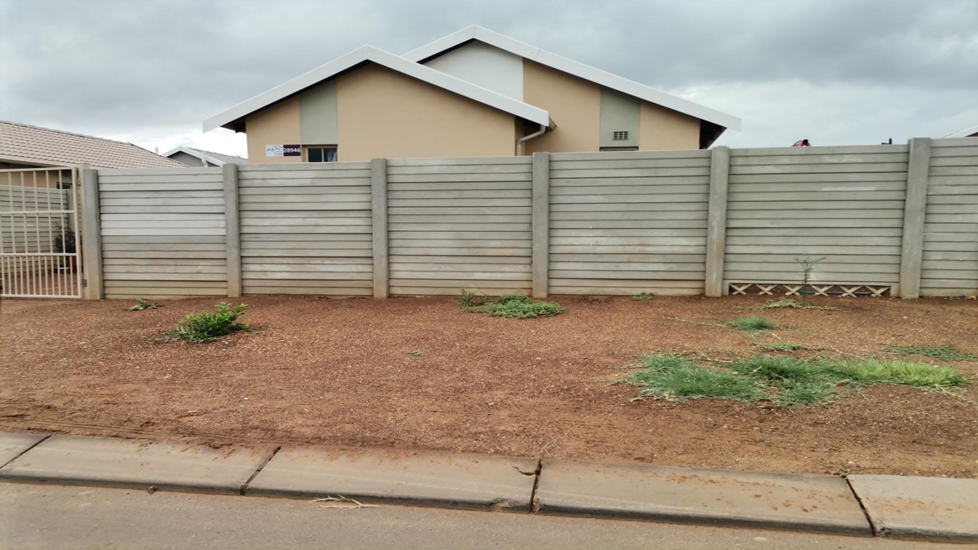 Front View of property in Palm Ridge