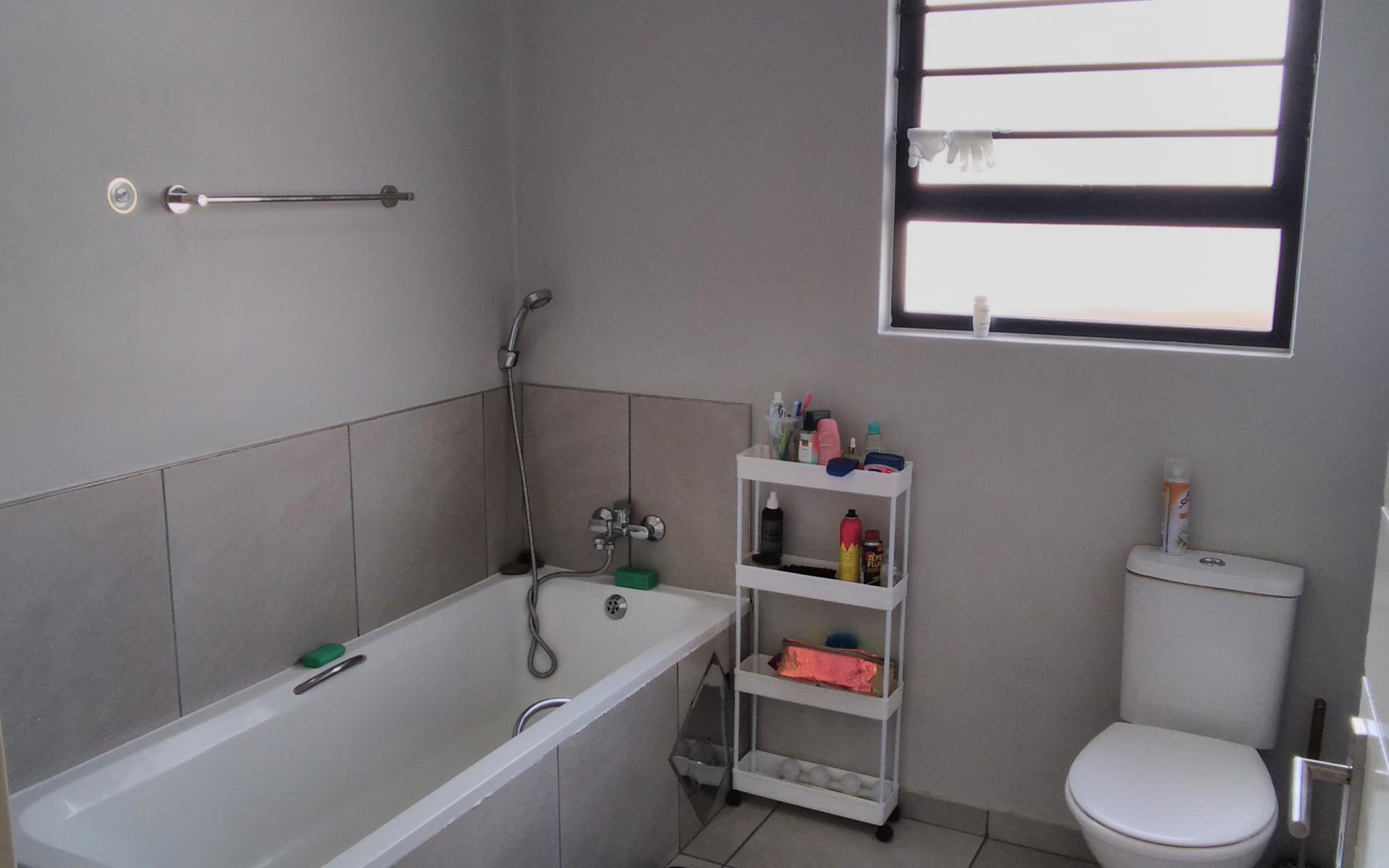 Bathroom 1 - 6 square meters of property in Fleurhof