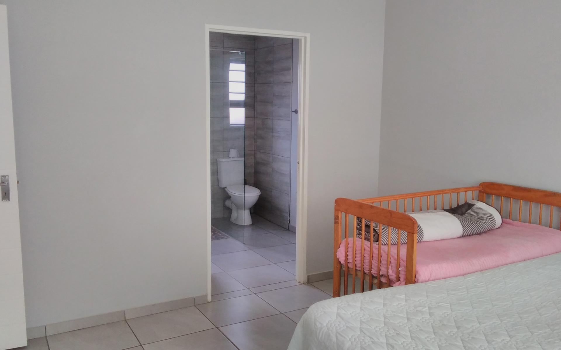 Main Bedroom - 17 square meters of property in Fleurhof