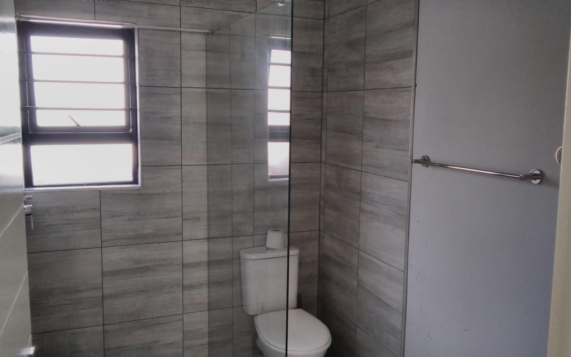 Main Bathroom - 5 square meters of property in Fleurhof
